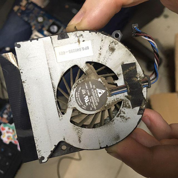 Чистка ноутбука TOSHIBA от пыли